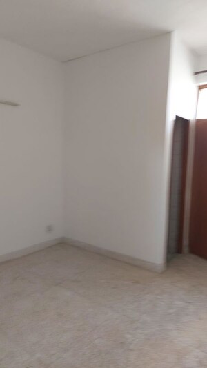Room in 3 BHK Builder Floor at Sector 21 – for Rent