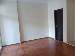 Room in 2.5 BHK Apartment at Amrapali Silicon City, Sector 76 – for Sale