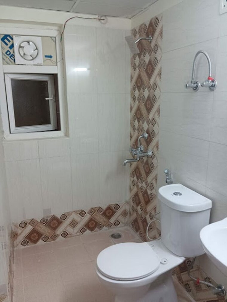 Bathroom, amrapali-silicon-city 2.5 Bedroom 1180 Sq.Ft. Apartment In Sector 76 Noida 10552089