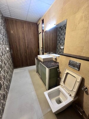 Furnished Amenities in 4 BHK Builder Floor at Palam Vihar – for Rent