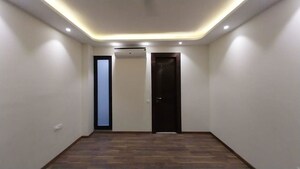 Building Lobby in 4 BHK Builder Floor at DLF City Phase IV, Dlf Phase iv – for Sale