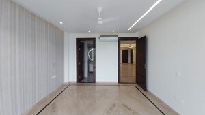 Room in 4 BHK Builder Floor at DLF City Phase IV, Dlf Phase iv – for Sale