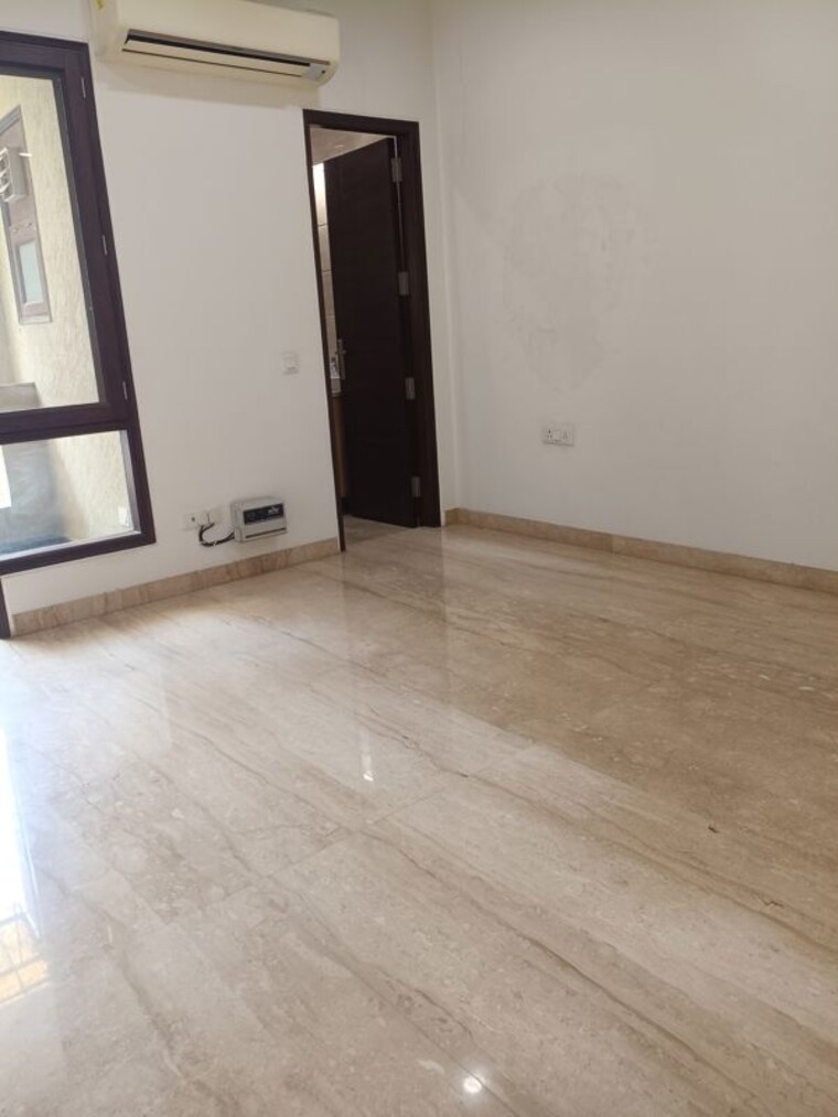 Room, new friends colony 6+ Bedroom 500 Sq.Yd. Independent House In New Friends Colony Delhi 10552402