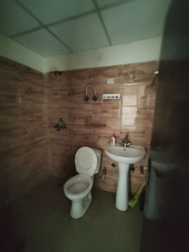 Bathroom, eros-sampoornam 2.5 Bedroom 1060 Sq.Ft. Apartment In Sector 2 Greater Noida Greater Noida 10552486