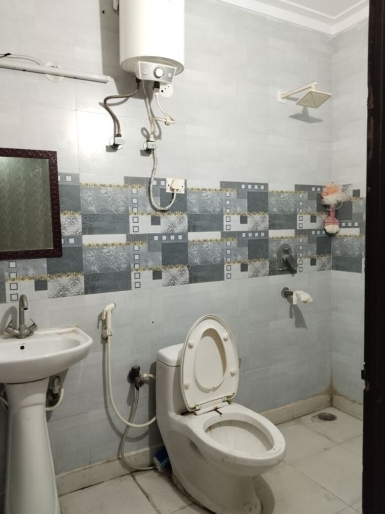 Bathroom, sector 37 3 Bedroom 2250 Sq.Ft. Builder Floor In Sector 37 Faridabad 10552493