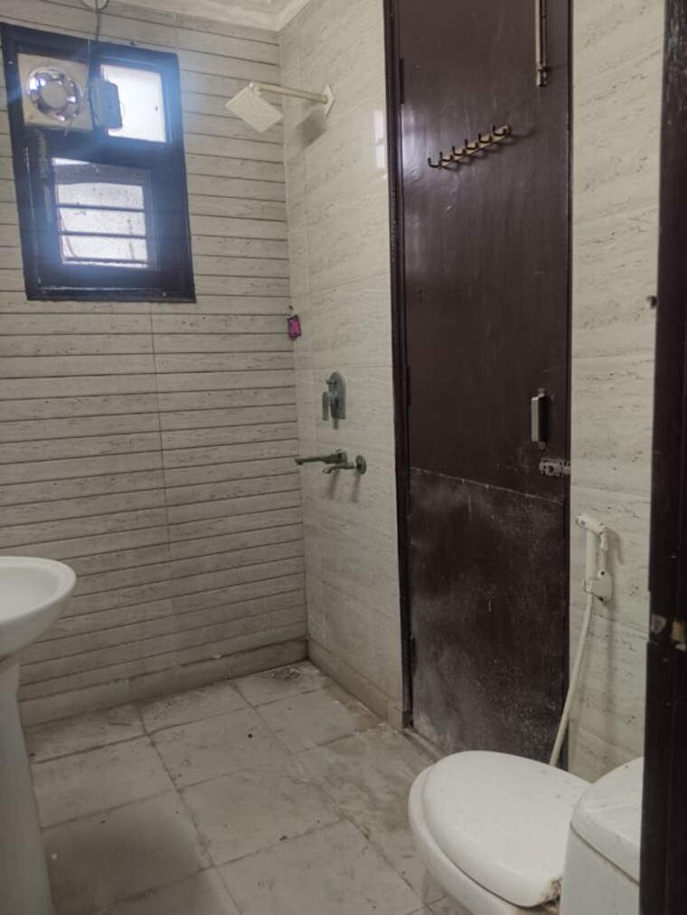Bathroom, sector 37 3 Bedroom 2250 Sq.Ft. Builder Floor In Sector 37 Faridabad 10552493