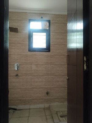 Room in 3 BHK Builder Floor at Sector 37 – for Rent