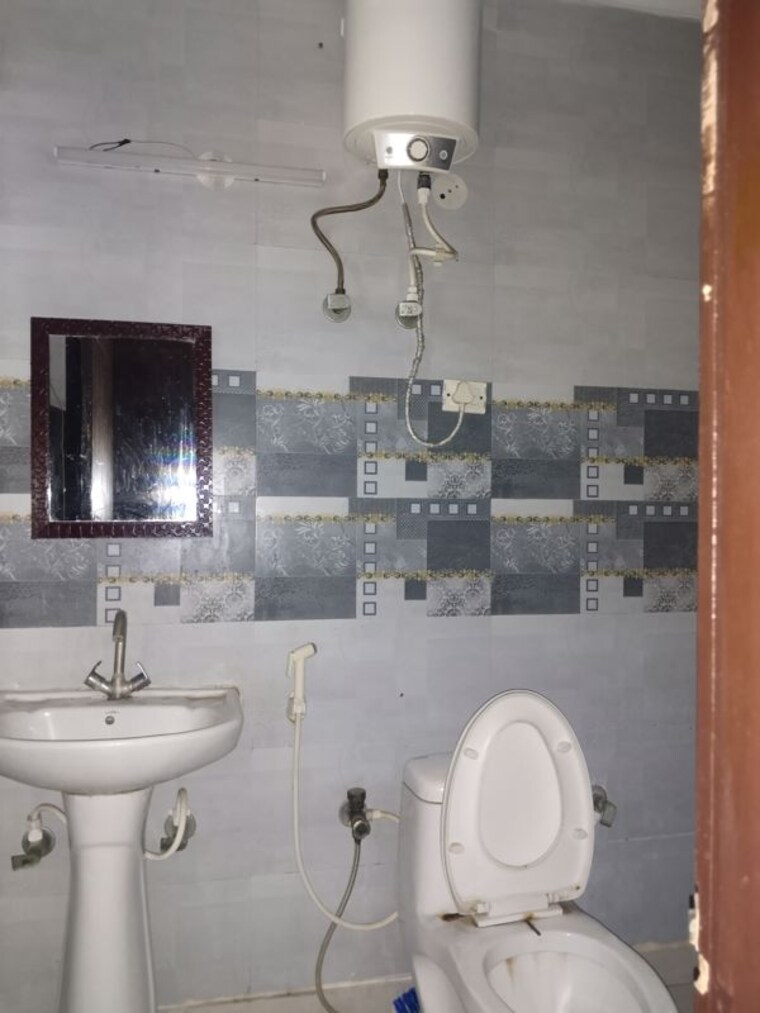 Bathroom, sector 37 3 Bedroom 2250 Sq.Ft. Builder Floor In Sector 37 Faridabad 10552493