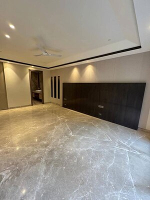 Room in 3 BHK Apartment at DLF Atria, Dlf Phase ii – for Sale