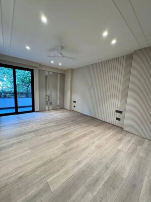Room in 3 BHK Apartment at DLF Atria, Dlf Phase ii – for Sale