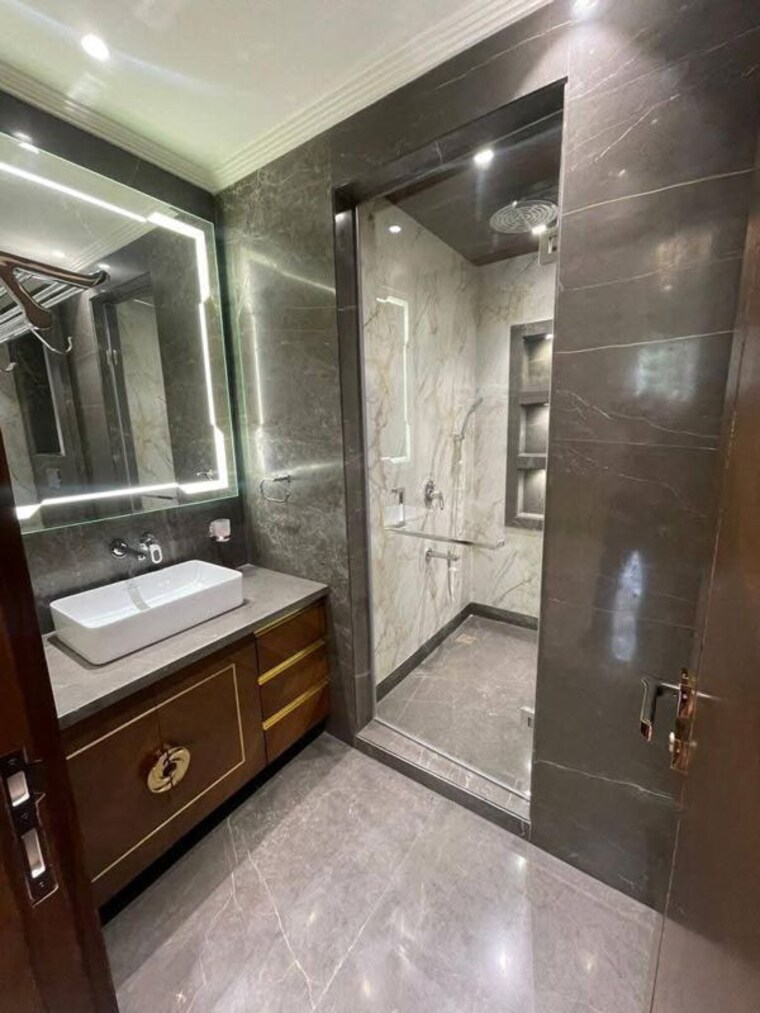 Attached Bathroom, dlf-imperial-residences 3 Bedroom 225 Sq.Yd. Apartment In Dlf Phase I Gurgaon 10552546