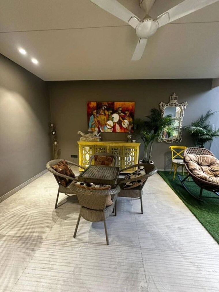 Living Room, dlf-city-phase-v 4 Bedroom 303 Sq.Yd. Apartment In Dlf Phase V Gurgaon 10552642