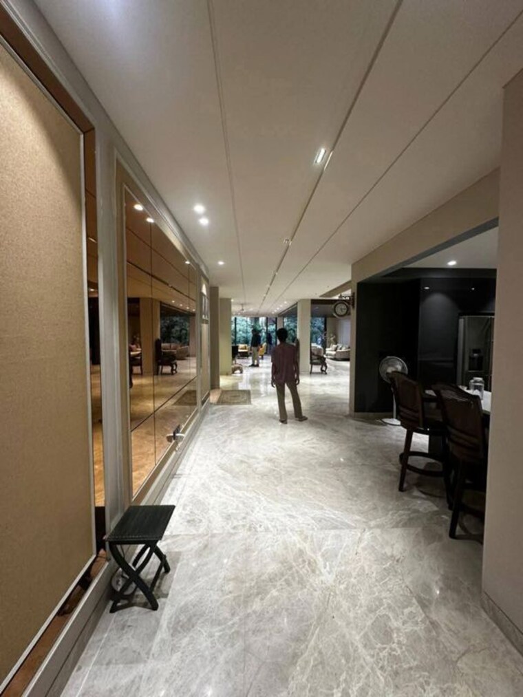  Parking, dlf-city-phase-v 4 Bedroom 303 Sq.Yd. Apartment In Dlf Phase V Gurgaon 10552642