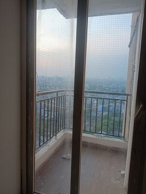 Room in 3 BHK Apartment at Supertech Cape Town, Sector 74 – for Rent
