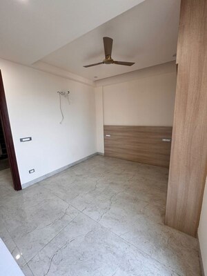 Room in 3 BHK Builder Floor at Sector 45 – for Rent