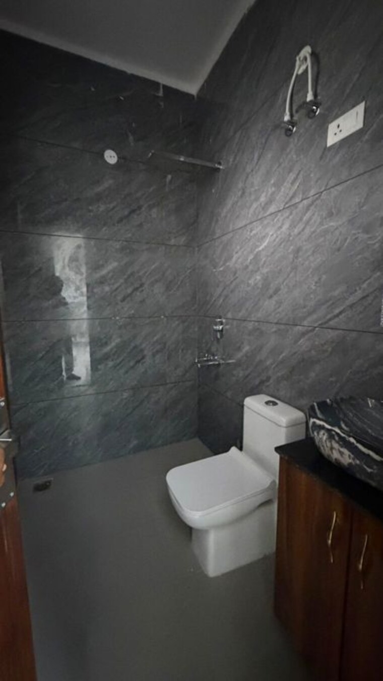 Bathroom, sector 64 2 Bedroom 150 Sq.Ft. Builder Floor In Sector 64 Faridabad 10552772