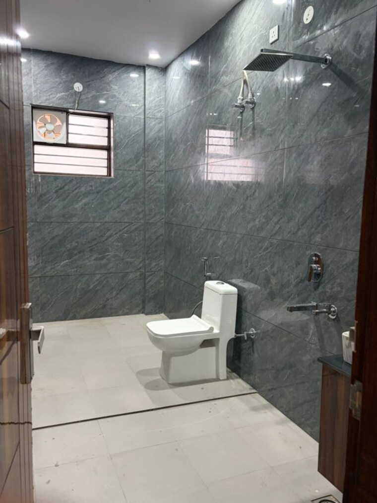 Bathroom, sector 64 2 Bedroom 150 Sq.Ft. Builder Floor In Sector 64 Faridabad 10552772