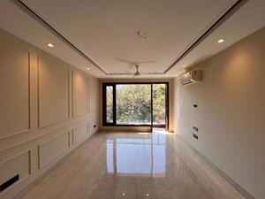 Room in 3 BHK Builder Floor at Panchsheel Enclave – for Rent