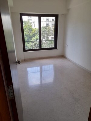 Room in 3 BHK Apartment at Bandra West – for Rent