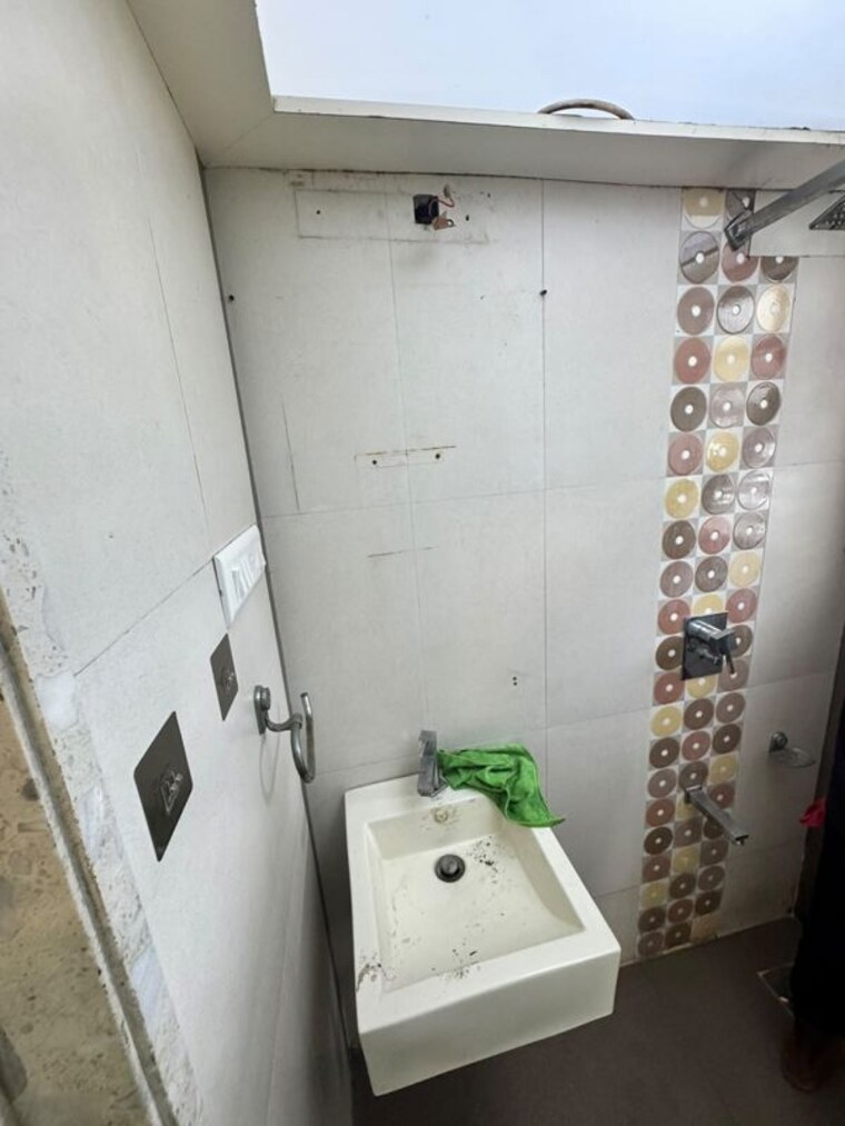 Bathroom, khar west 2 Bedroom 700 Sq.Ft. Apartment In Khar West Mumbai 10552838