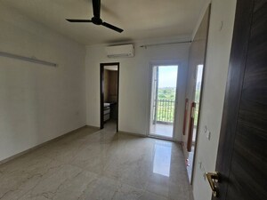Room in 3.5 BHK Apartment at Smart World Orchard, Sector 61 – for Rent
