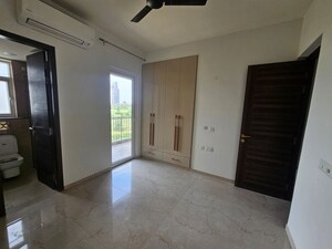 Room in 3.5 BHK Apartment at Smart World Orchard, Sector 61 – for Rent