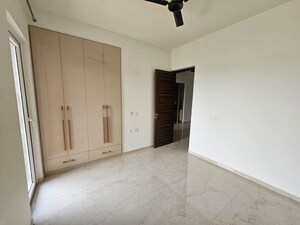 Room in 3.5 BHK Apartment at Smart World Orchard, Sector 61 – for Rent