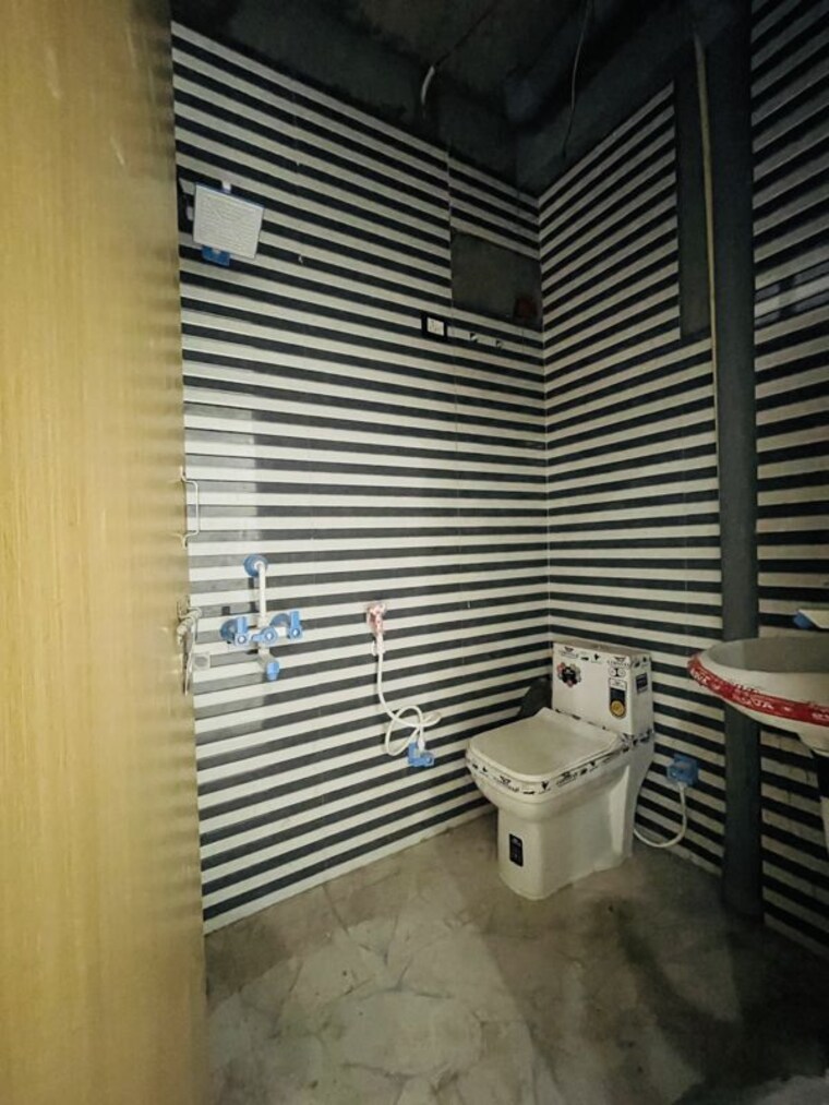 Bathroom, sector 73 2 Bedroom 1000 Sq.Ft. Builder Floor In Sector 73 Noida 10552899