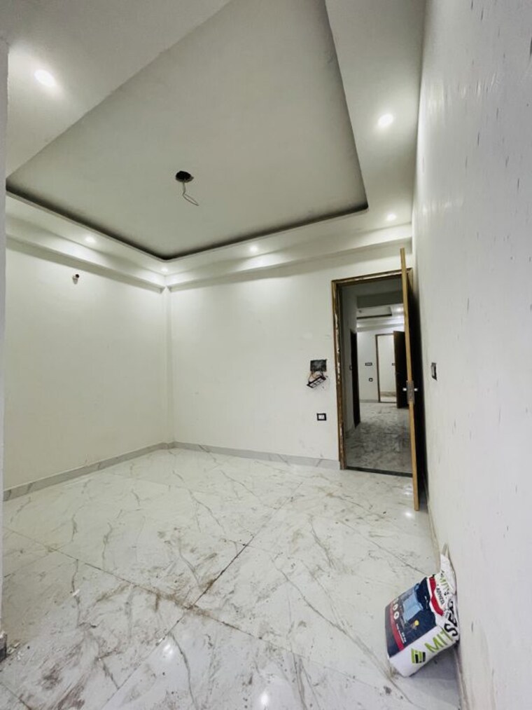 Room, sector 73 2 Bedroom 1000 Sq.Ft. Builder Floor In Sector 73 Noida 10552899