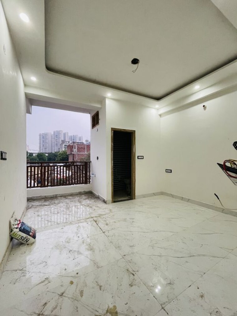 Room, sector 73 2 Bedroom 1000 Sq.Ft. Builder Floor In Sector 73 Noida 10552899