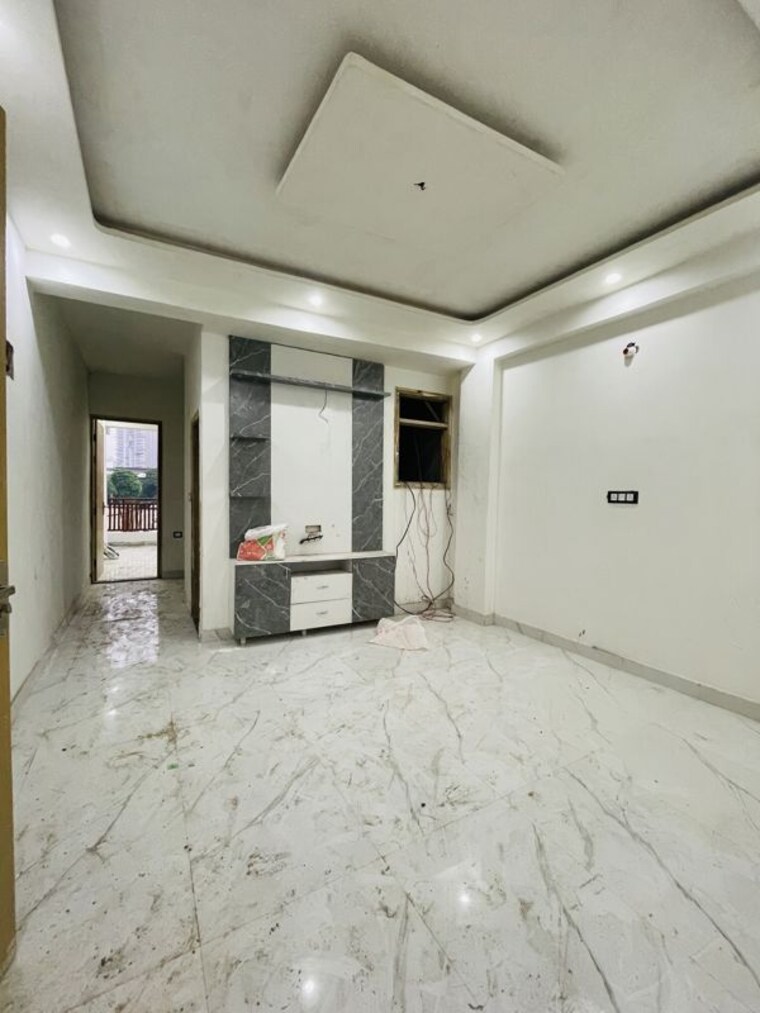 Room, sector 73 2 Bedroom 1000 Sq.Ft. Builder Floor In Sector 73 Noida 10552899