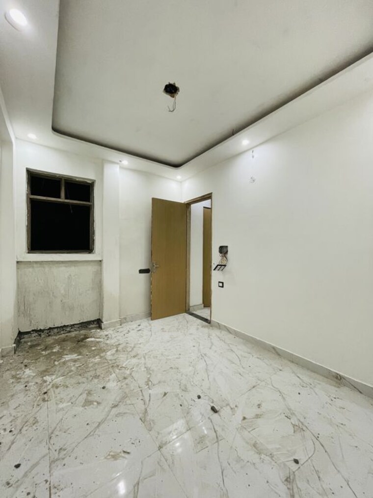 Room, sector 73 2 Bedroom 1000 Sq.Ft. Builder Floor In Sector 73 Noida 10552899