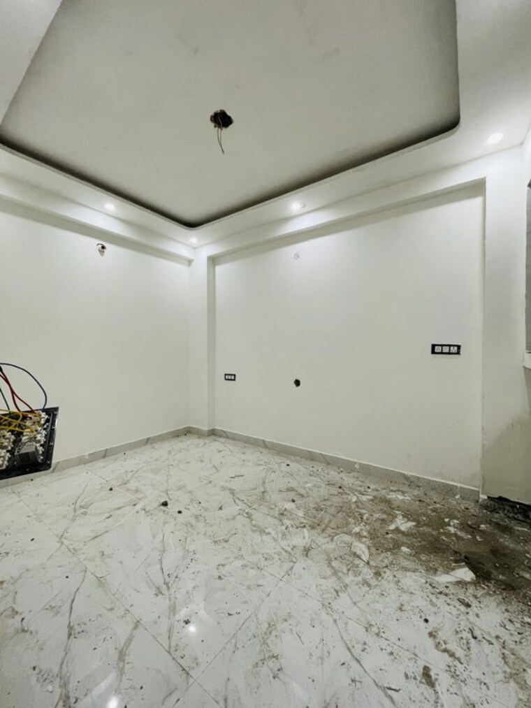 Room, sector 73 2 Bedroom 1000 Sq.Ft. Builder Floor In Sector 73 Noida 10552899
