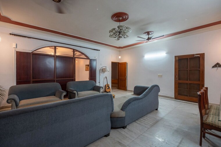 Living Room, sector 52 4 Bedroom 450 Sq.Mt. Independent House In Sector 52 Noida 10552911