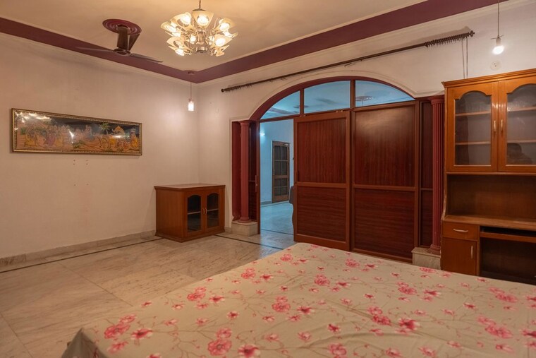 Bedroom, sector 52 4 Bedroom 450 Sq.Mt. Independent House In Sector 52 Noida 10552911