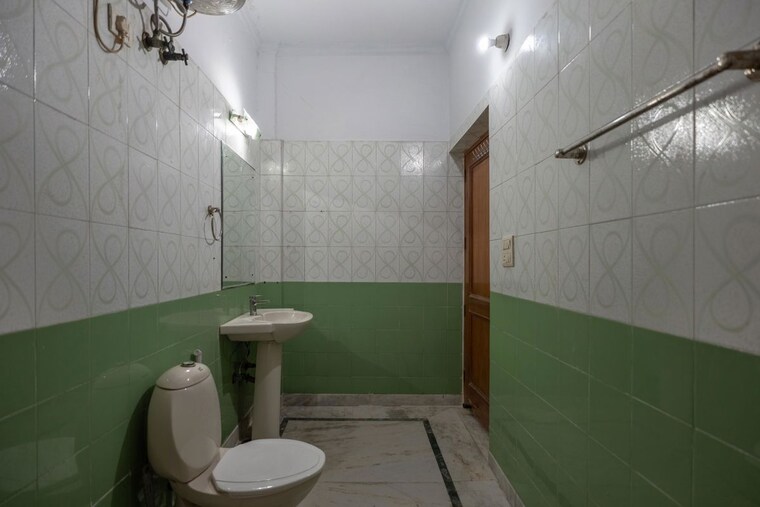 Bathroom, sector 52 4 Bedroom 450 Sq.Mt. Independent House In Sector 52 Noida 10552911