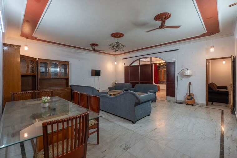 Living Room, sector 52 4 Bedroom 450 Sq.Mt. Independent House In Sector 52 Noida 10552911