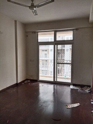Room in 3 BHK Apartment at Sector 16c Greater Noida – for Rent