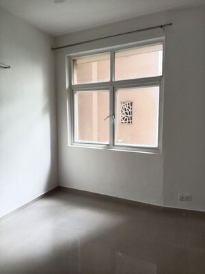 Room in 3 BHK Apartment at Sector 16c Greater Noida – for Rent