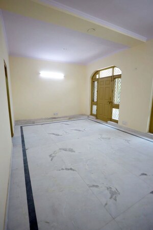 Room in 6+ BHK Independent House at Phi Iii Greater Noida – for Rent
