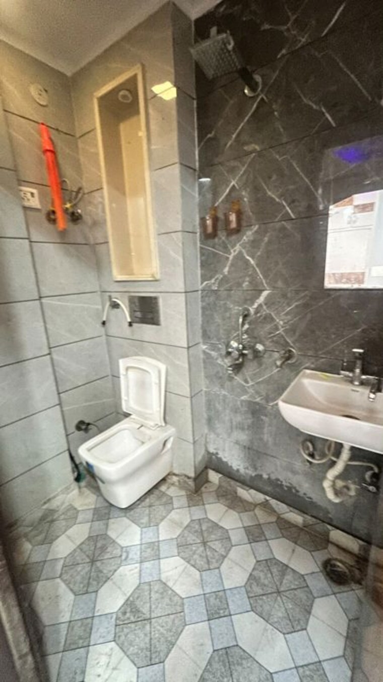 Bathroom, dwarka 2 Bedroom 65 Sq.Yd. Builder Floor In Dwarka Delhi 10552973