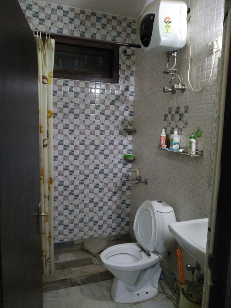 Bathroom, lajpat nagar 4 1 RK 344 Sq.Ft. Builder Floor In Lajpat Nagar 4 Delhi 10553126