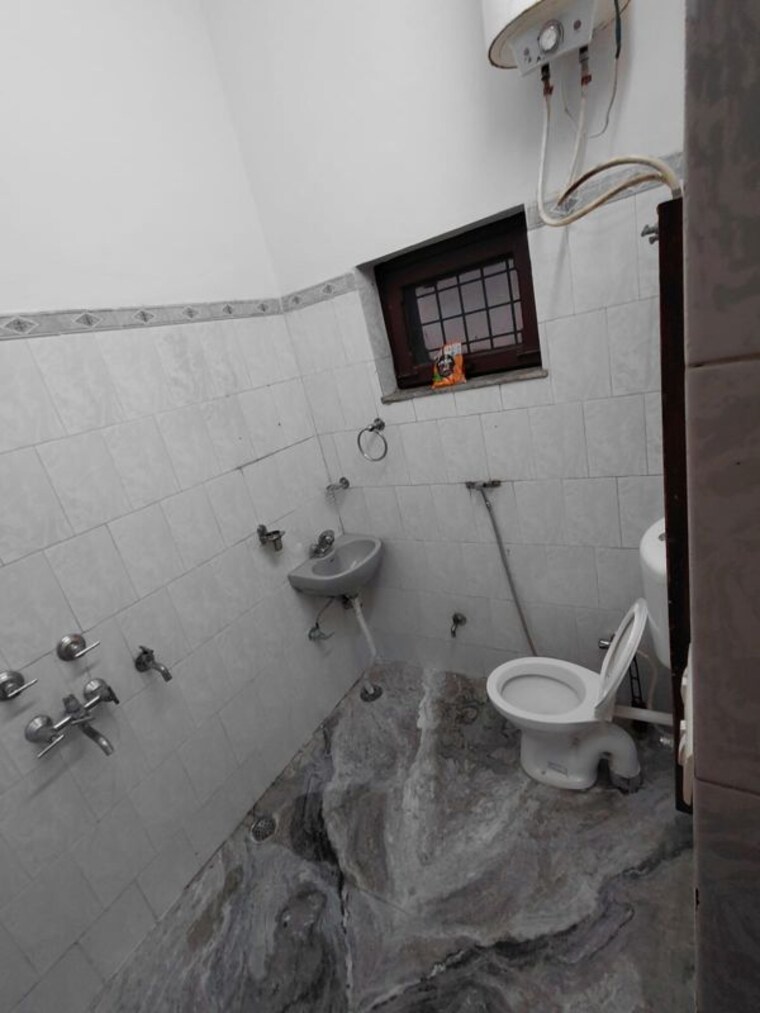 Bathroom, niranjanpur 4 Bedroom 4000 Sq.Ft. Independent House In Niranjanpur Dehradun 10553237