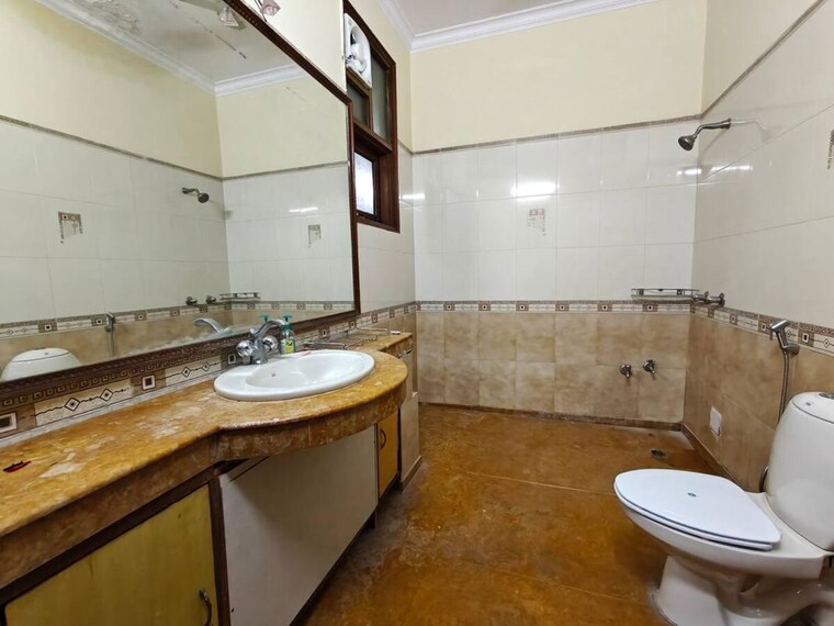 Bathroom, sarvodaya enclave 4 Bedroom 2500 Sq.Ft. Builder Floor In Sarvodaya Enclave Delhi 10553358
