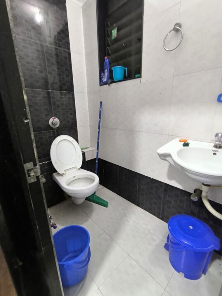 Bathroom, the-crescent-business-park Commercial Office Space 645 Sq.Ft. In Sakinaka Mumbai 10553362