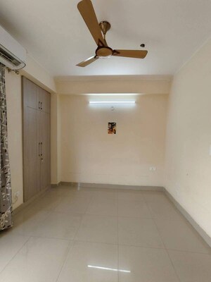 Room in 2.5 BHK Apartment at Nirala Greenshire, Sector 2 Greater Noida – for Rent