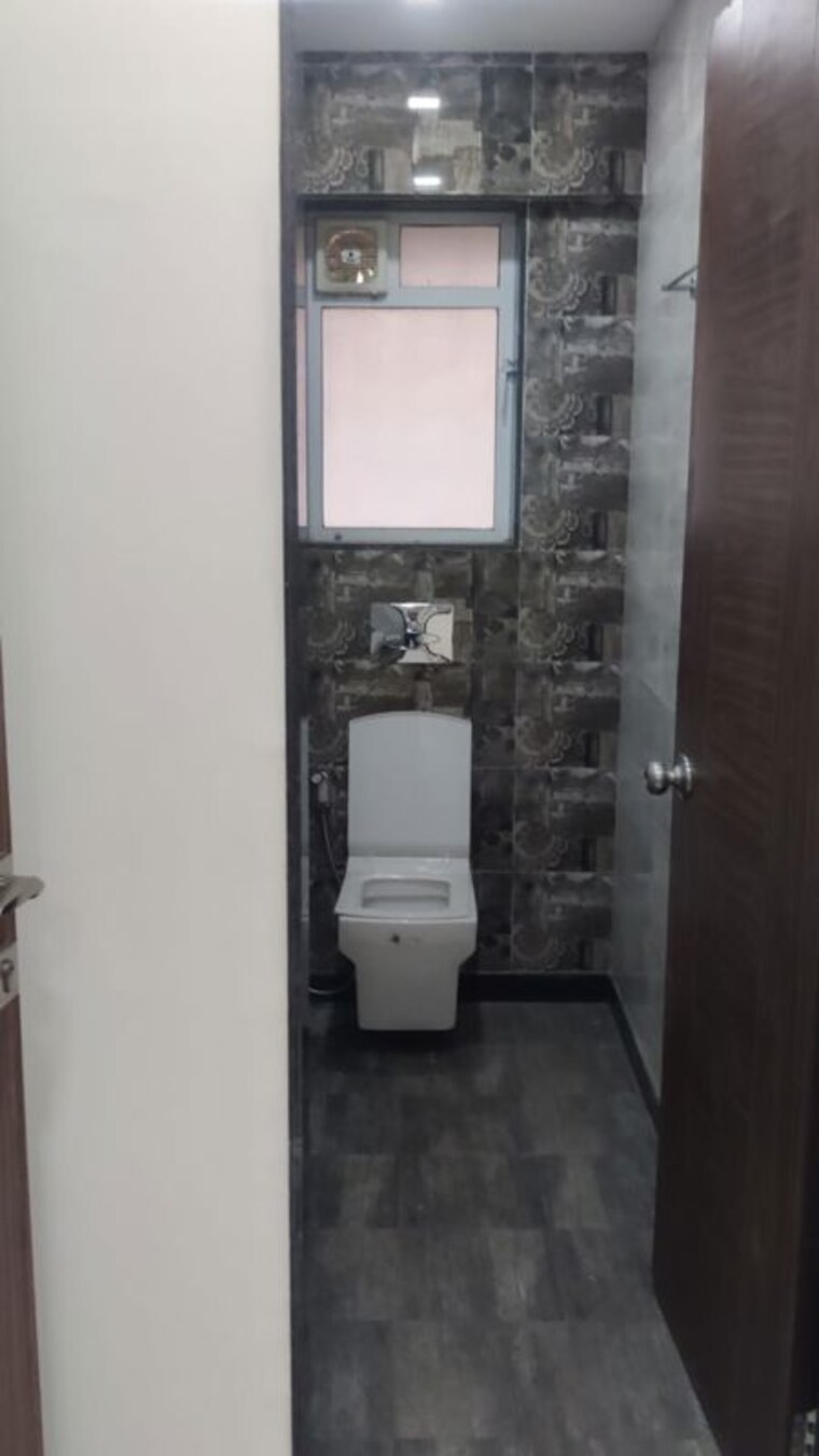 Bathroom, jiten-apartment 2 Bedroom 700 Sq.Ft. Apartment In Andheri West Mumbai 10109190