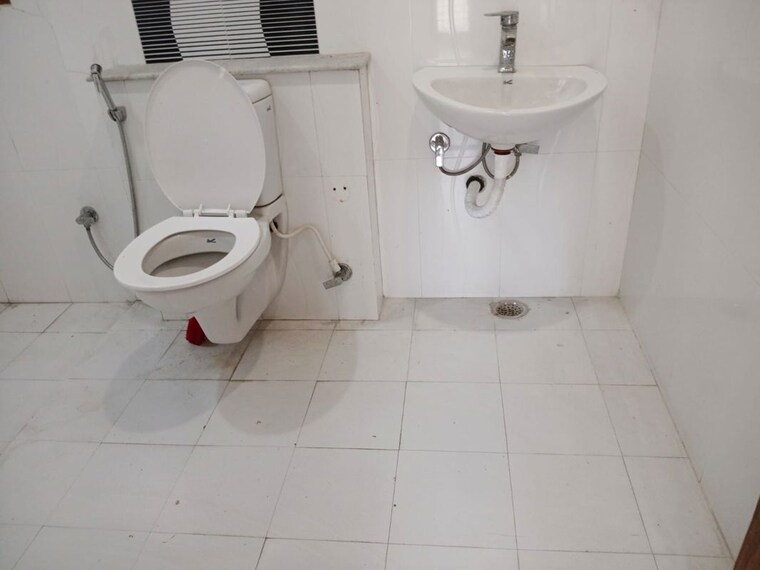 Bathroom, mahagun-mirabella 4 Bedroom 2575 Sq.Ft. Apartment In Sector 79 Noida 10553493