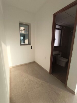Room in 3 BHK Apartment at Kalpataru Immensa, Kolshet Road – for Sale