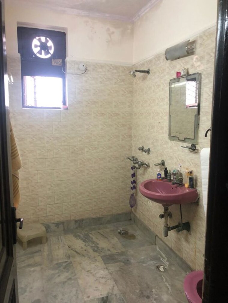 Bathroom, lajpat nagar i 2 Bedroom 1000 Sq.Ft. Builder Floor In Lajpat Nagar I Delhi 10553543